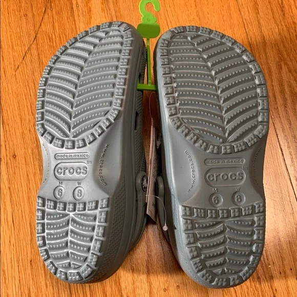 Crocs classic clogs! NWT (women’s size 8 / men’s size 6) - Picture 3 of 4